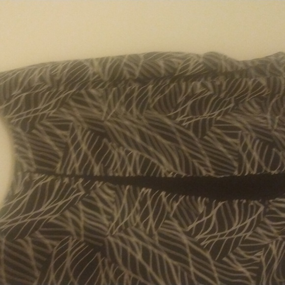 Black and white ALYX blouse open slit in front and back of blouse. - Picture 6 of 8